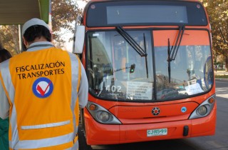 Fiscalización buses  Transantiago no para en paraderos
