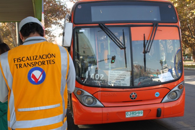 Fiscalización buses  Transantiago no para en paraderos